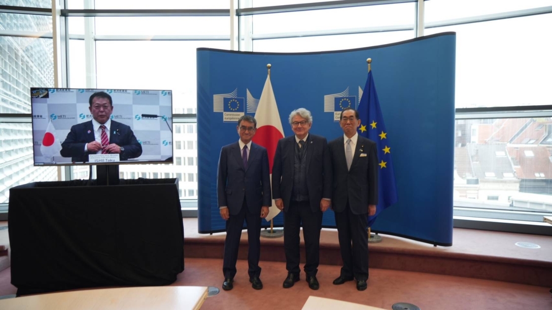 Group photo of the Second Meeting of the Japan-EU Digital Partnership Council. From right, Digital Minister Kono, European Commissioner Breton, and Minister for Internal Communications Matsumoto. On the screen on the right is  Parliamentary Vice-Minister for Economy, Trade and Industry Ishii.