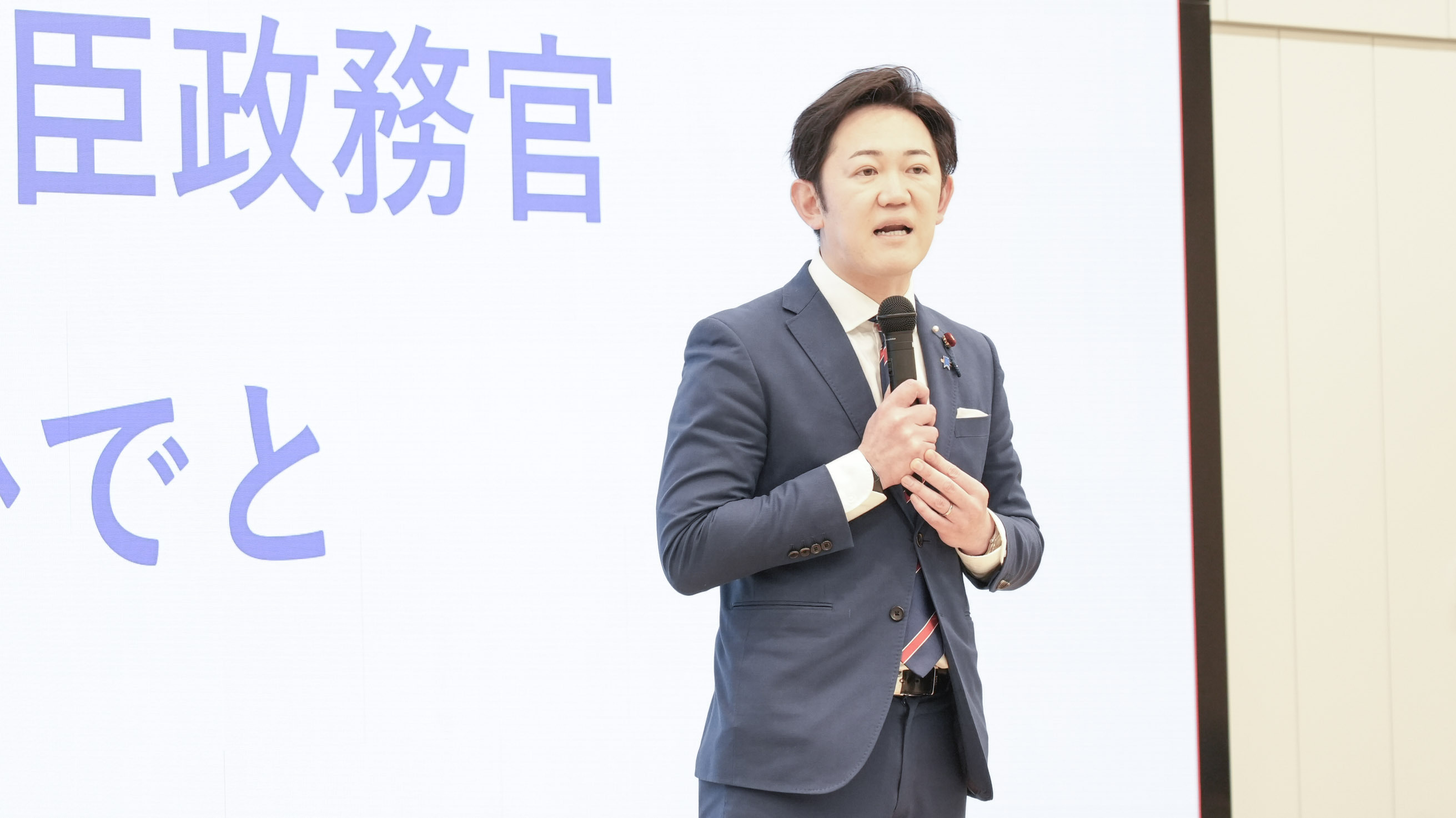 川崎デジタル大臣政務官がハッカソン参加者へ挨拶を行う様子