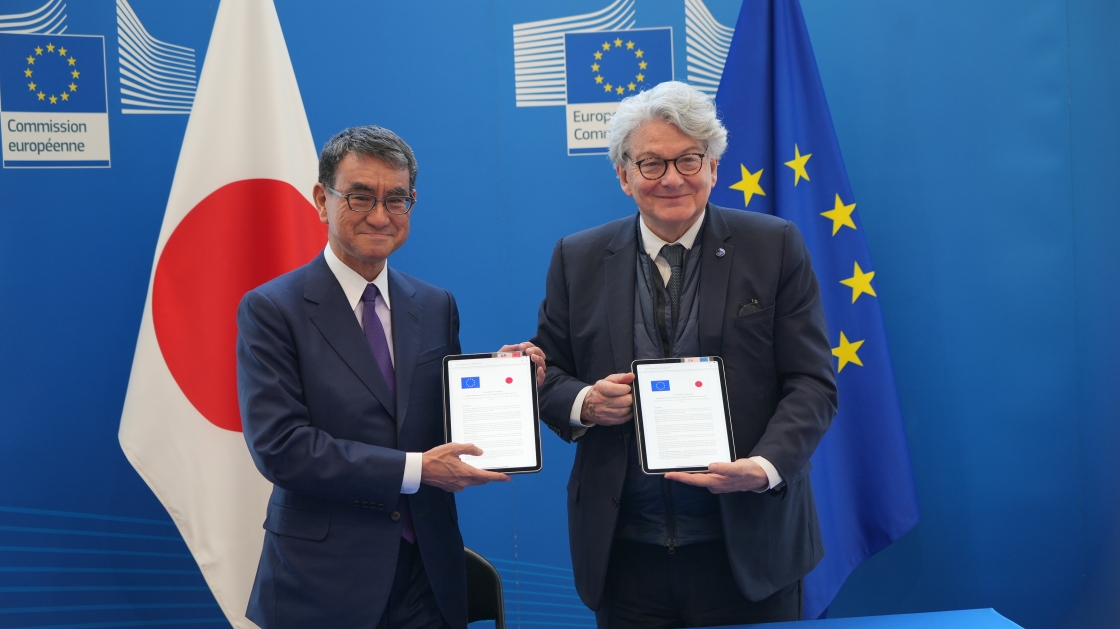 Photo of Minister Kono and European Commissioner Breton. Minister Kono is on the left.