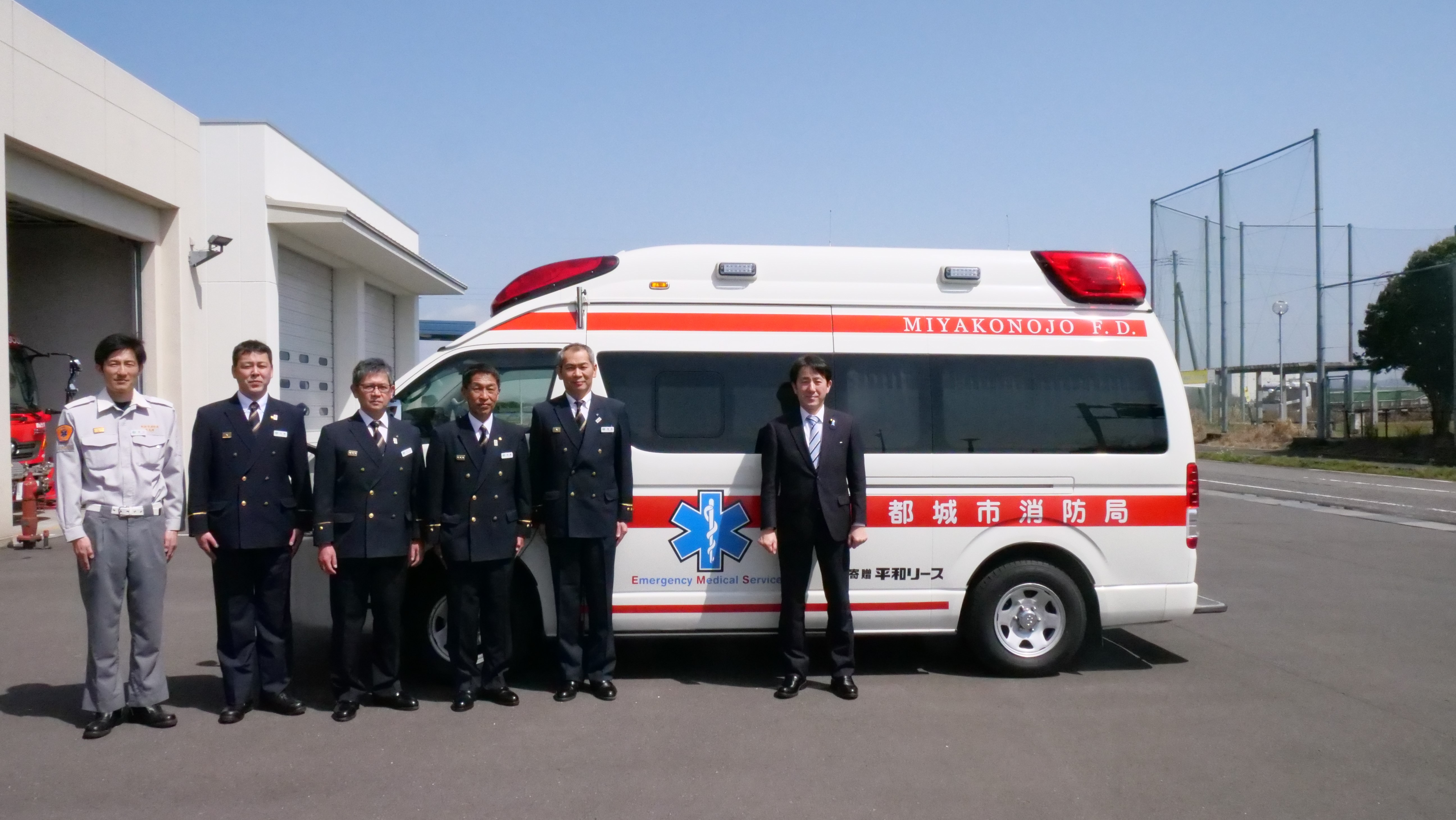 石川デジタル副大臣と北消防署関係者との集合写真。