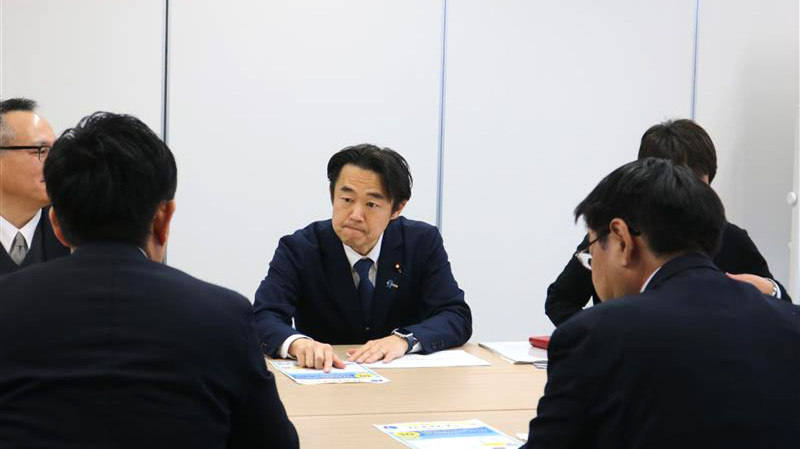 Mr. Hosaka, State Minister for Digital Transformation, and members of the Chamber of Commerce and Industry sit down and receive an explanation about Asahimachi Coin from the members of the Chamber of Commerce and Industry