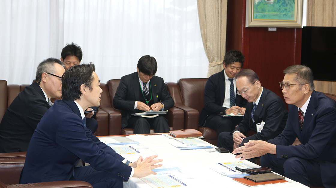 Mr. Hosaka, State Minister for Digital Transformation, sits down and talks with Mayor Sasabaru and Deputy Mayor Yamazaki in the mayor's office of the Asahimachi town hall.