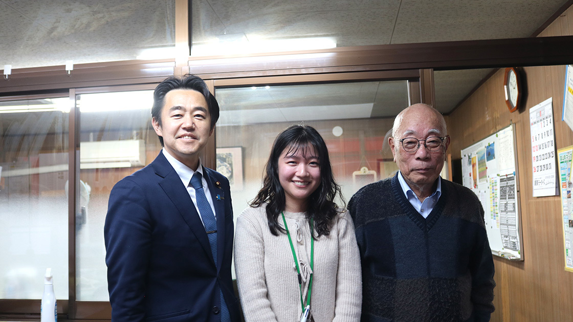 Group photo. From left to right, Mr. Hosaka, State Minister for Digital Transformation,, Matsumoto-san of the Asahimachi Regional Development Cooperation Corps, and Oumi CEO stand side by side.