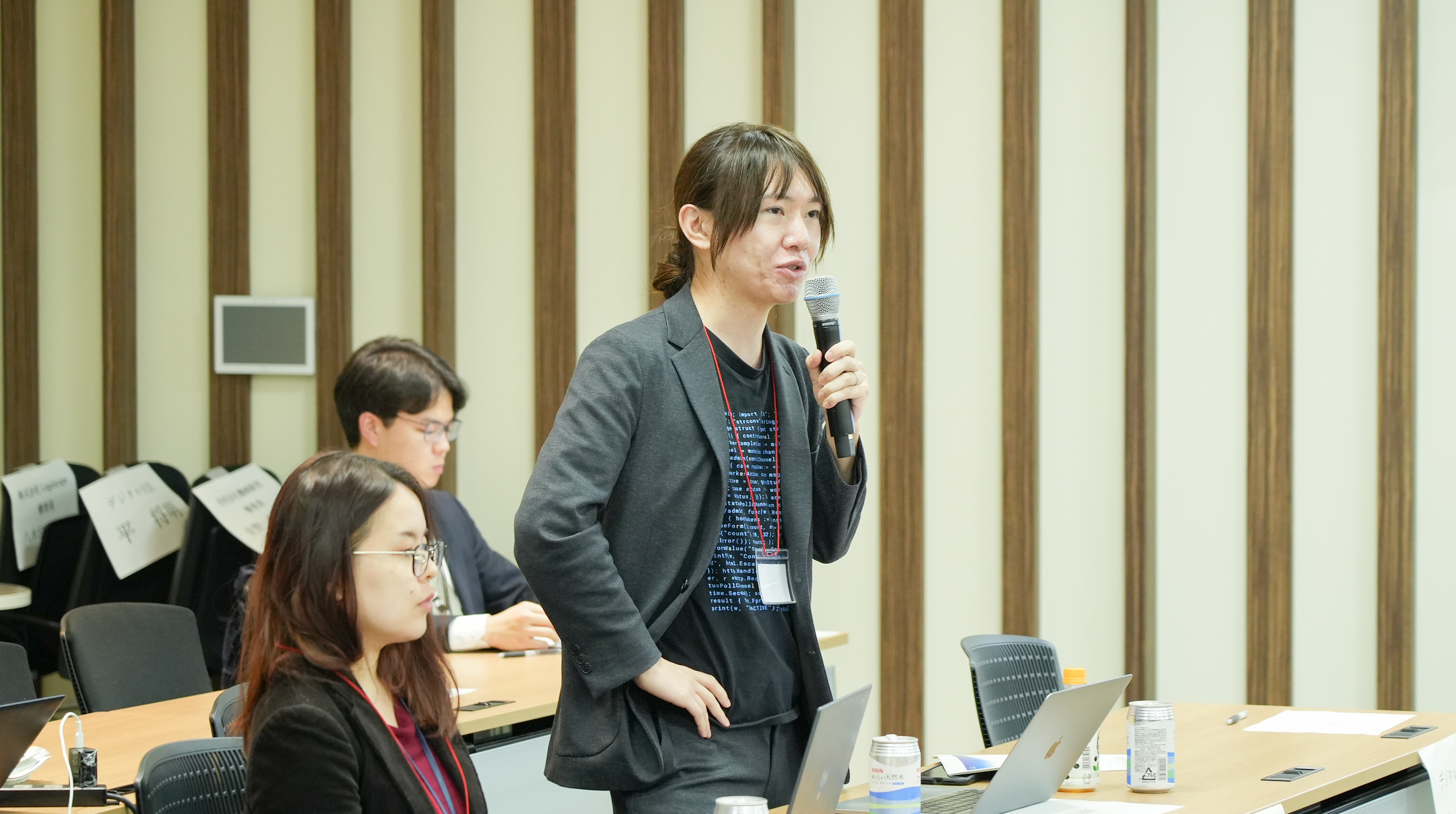 The Yasuno judges are commenting on the works presented at the hackathon. 