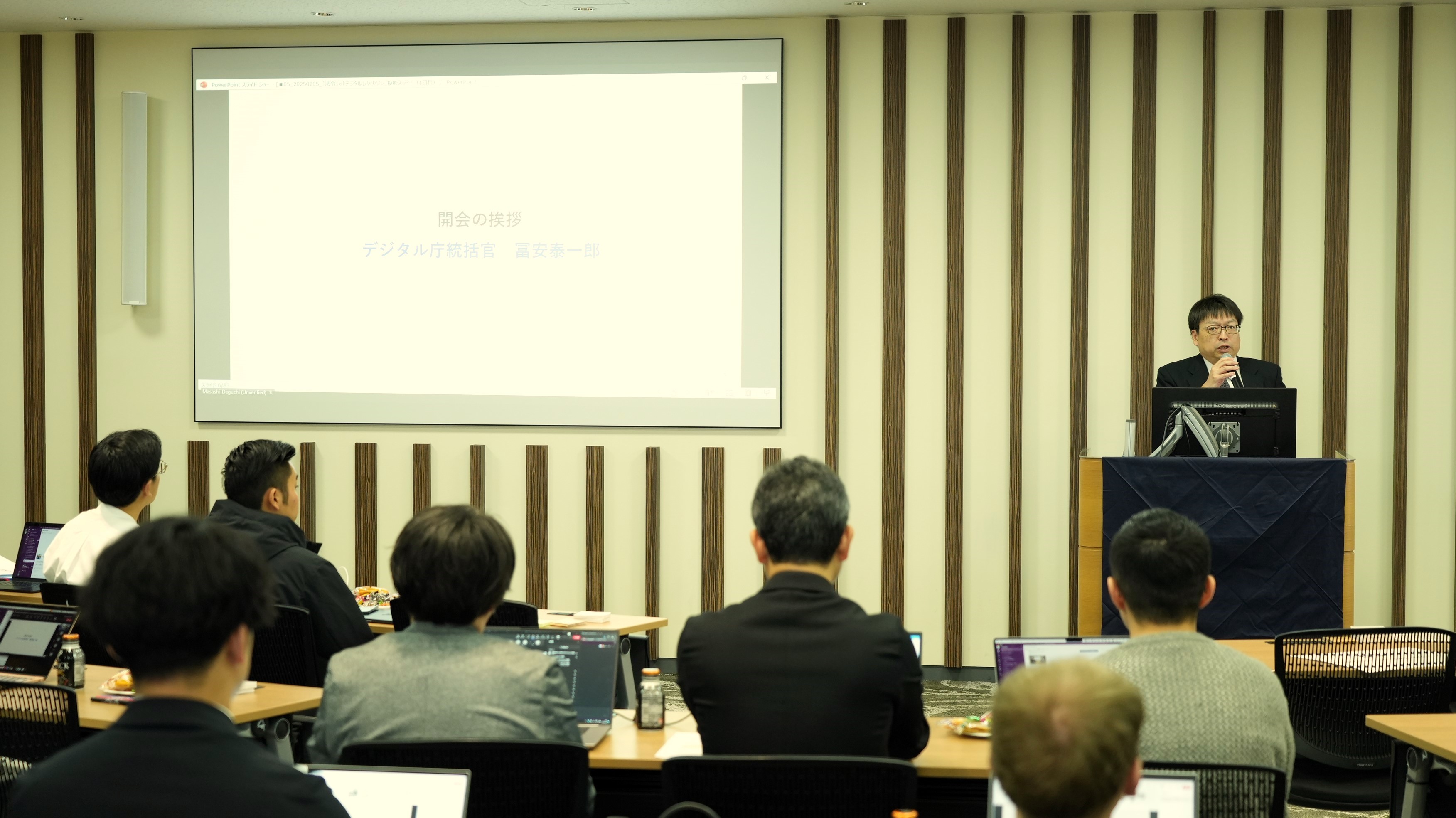 Director-General Tomiyasu of Digital Agency gives the opening address at a hackathon. 