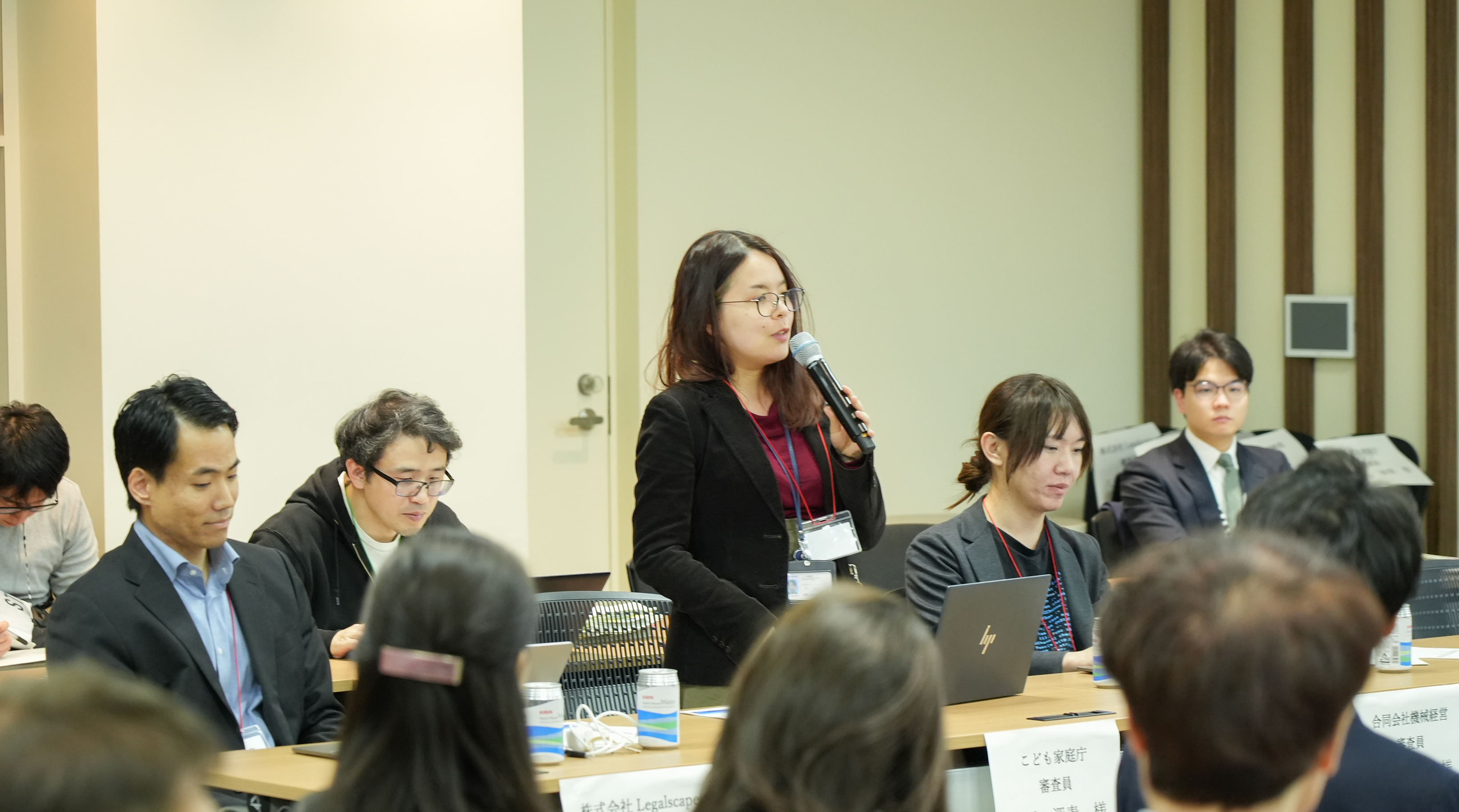 Judge Honda gives comments on the works presented at the hackathon. 