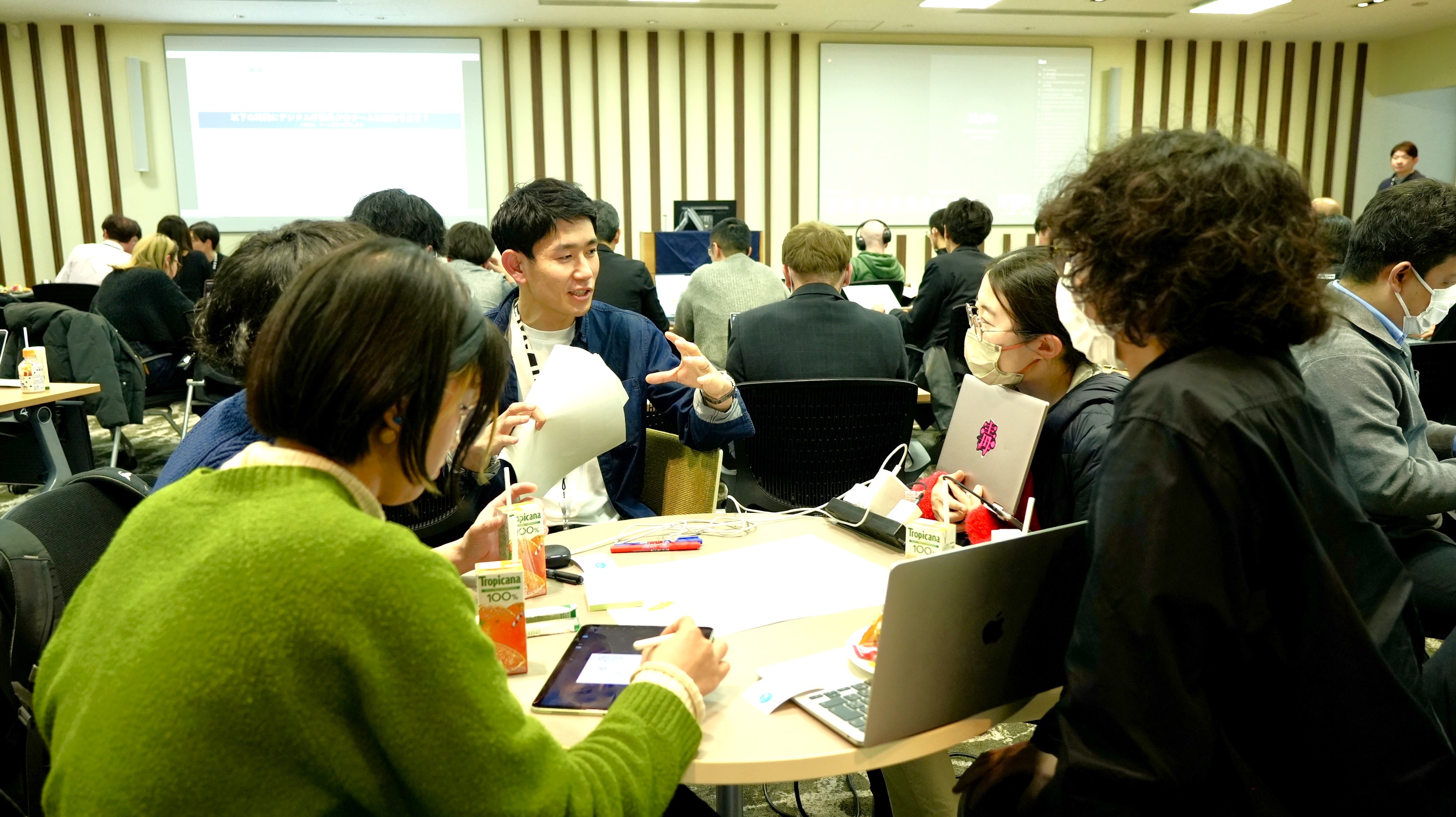 Staff from Digital Agency sit down at the participants' tables to help them come up with ideas for their own projects. 